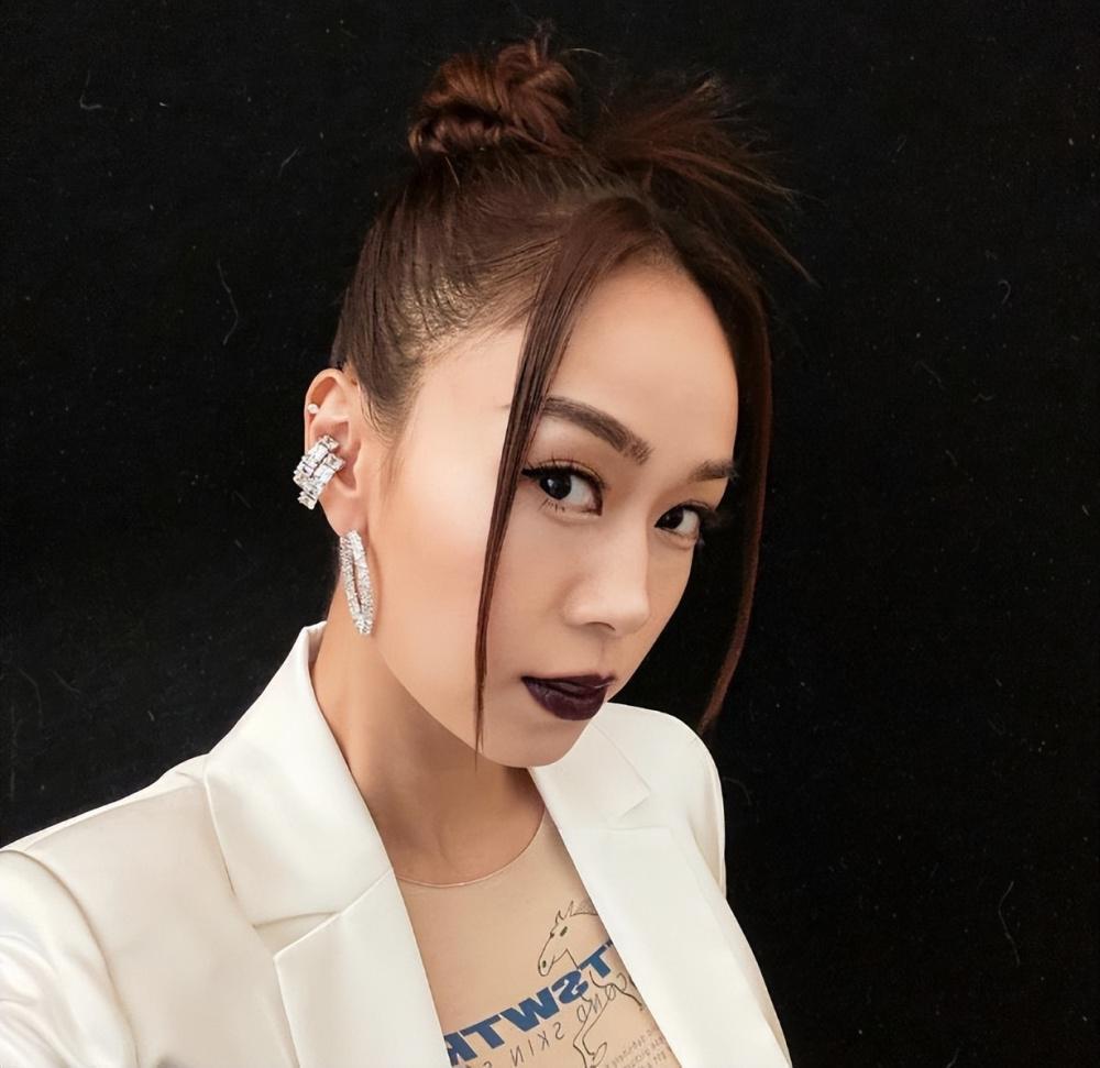 当小三被封杀四年没收入，奉子成婚晒豪宅海景，黄心颖又想翻身了