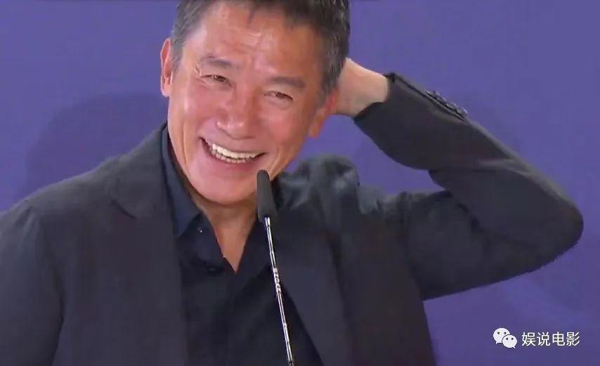 梁朝伟获颁威尼斯电影节终身成就金狮奖，现场喜极而泣感谢李安刘嘉玲