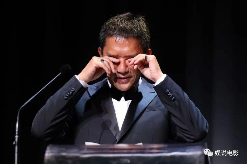 梁朝伟获颁威尼斯电影节终身成就金狮奖，现场喜极而泣感谢李安刘嘉玲