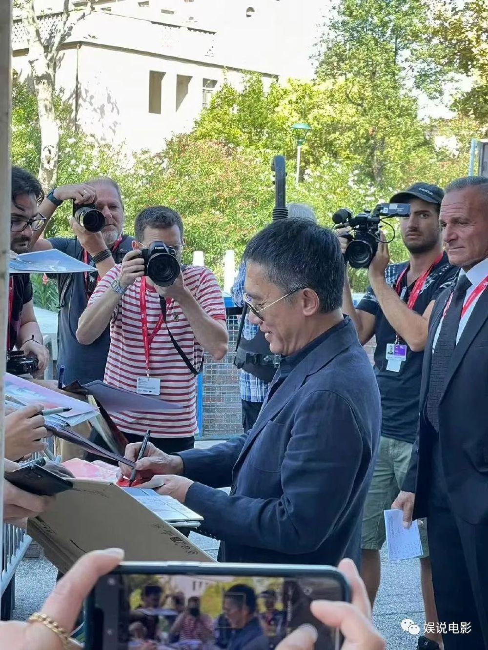 梁朝伟获颁威尼斯电影节终身成就金狮奖，现场喜极而泣感谢李安刘嘉玲