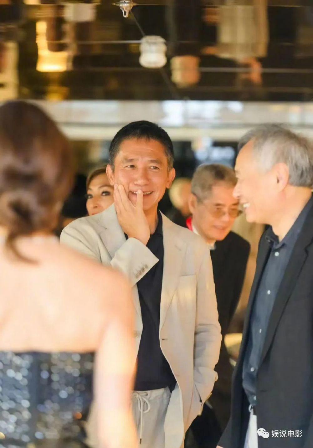 梁朝伟获颁威尼斯电影节终身成就金狮奖，现场喜极而泣感谢李安刘嘉玲