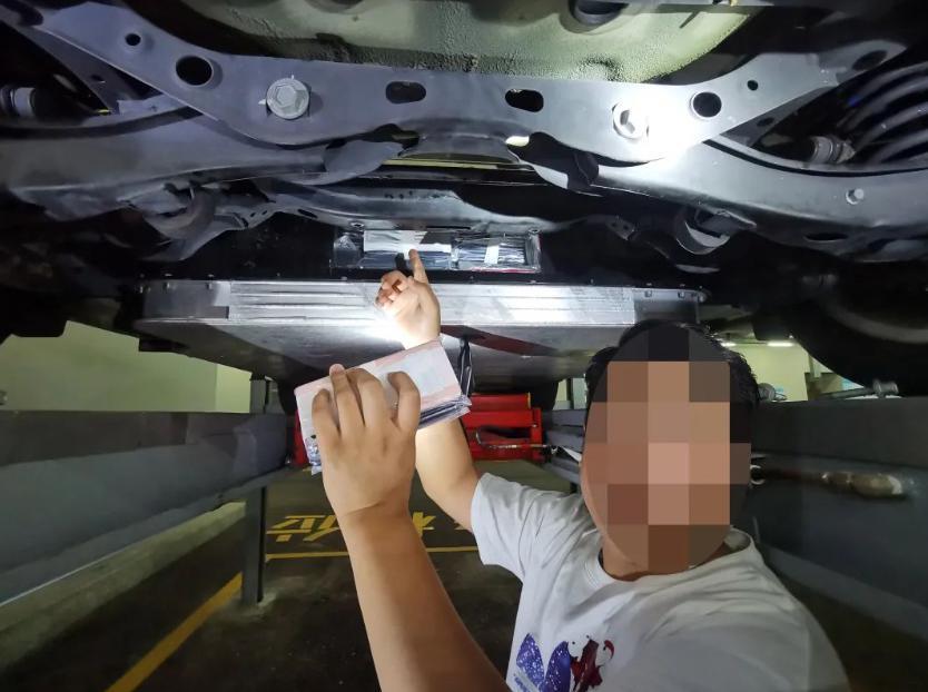 一跨境客车底盘暗格藏匿手机电容笔1100支、旧手机829部等被查