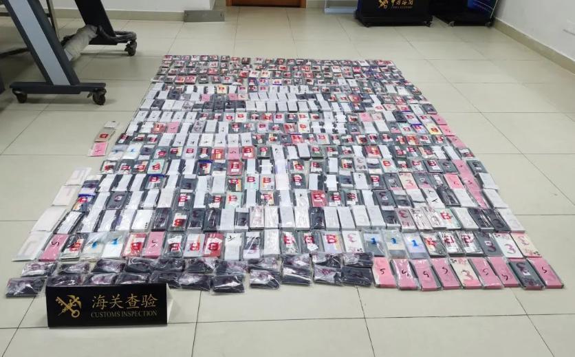 一跨境客车底盘暗格藏匿手机电容笔1100支、旧手机829部等被查