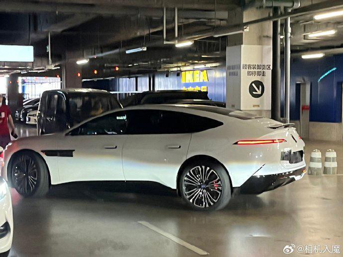 阿维塔 12 无伪装实车曝光：可选电子后视镜，配掀背式后尾门