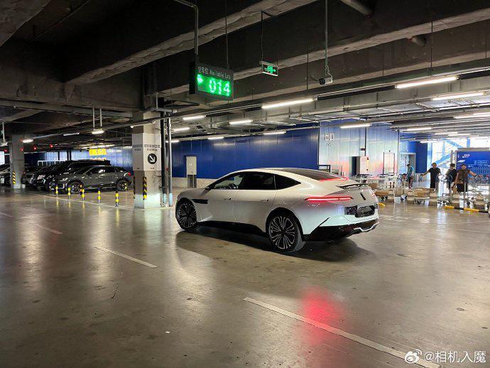 阿维塔 12 无伪装实车曝光：可选电子后视镜，配掀背式后尾门