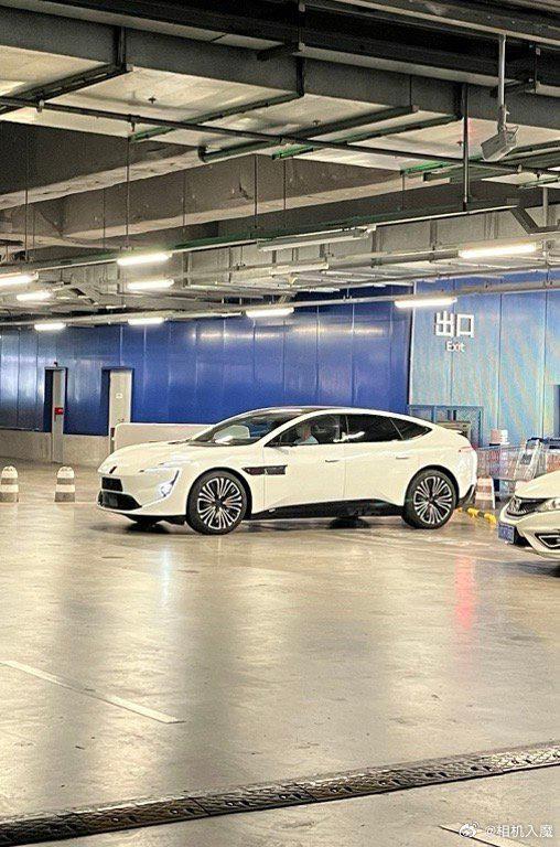 阿维塔 12 无伪装实车曝光：可选电子后视镜，配掀背式后尾门