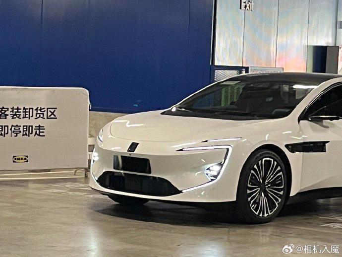 阿维塔 12 无伪装实车曝光：可选电子后视镜，配掀背式后尾门