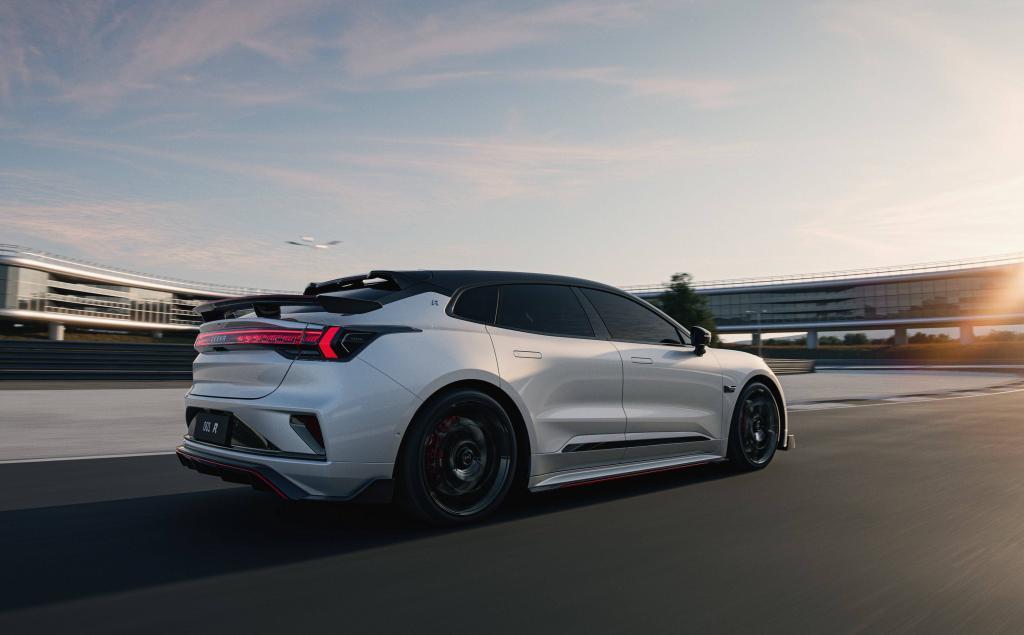 极氪发布百万级轿跑 001 FR，零百 2.07 秒，快过 Model S Plaid