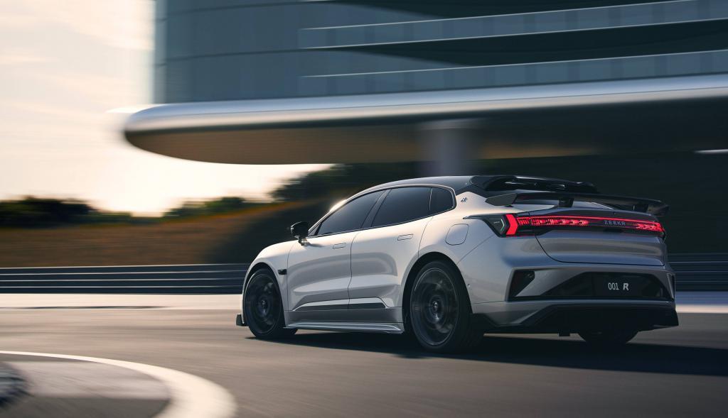 极氪发布百万级轿跑 001 FR，零百 2.07 秒，快过 Model S Plaid