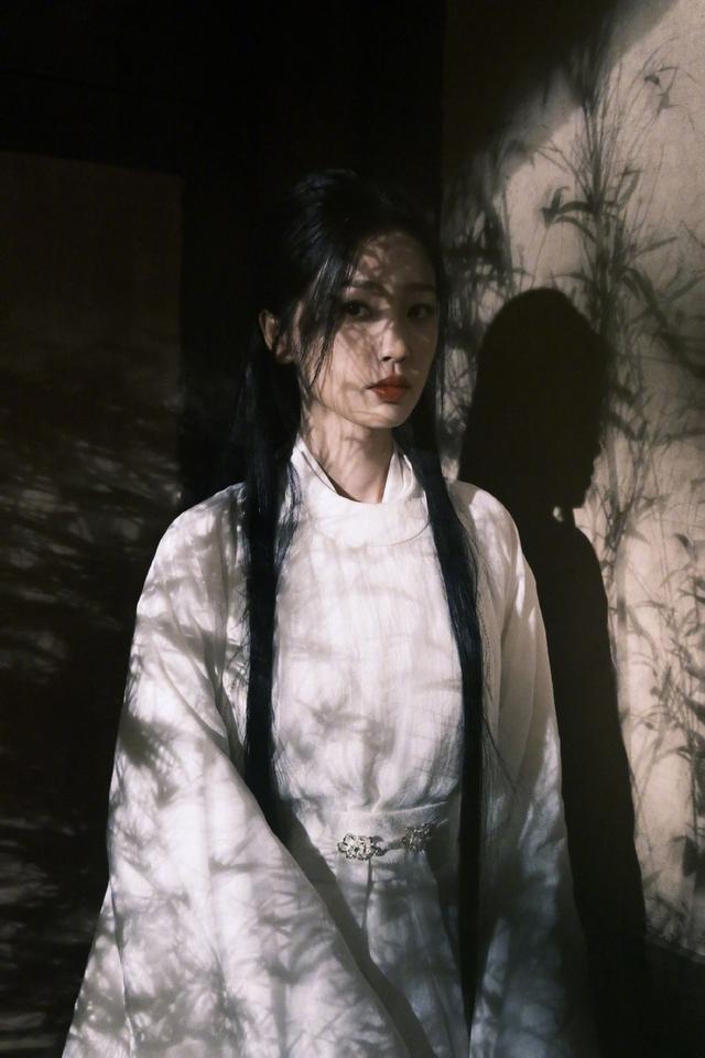 虞书欣卢昱晓互拍日常花絮 两人清新靓丽美貌动人