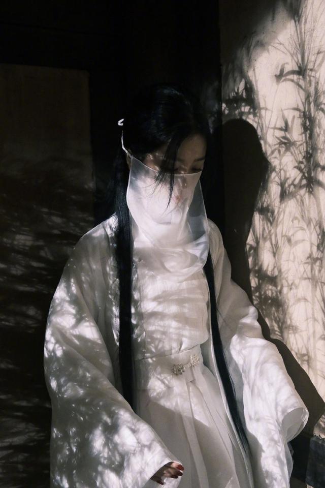 虞书欣卢昱晓互拍日常花絮 两人清新靓丽美貌动人