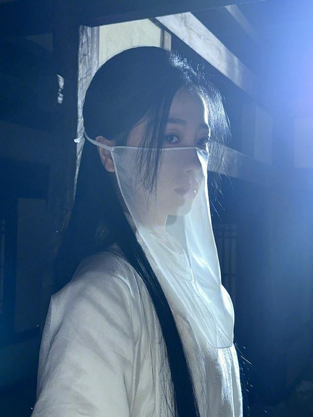 虞书欣卢昱晓互拍日常花絮 两人清新靓丽美貌动人