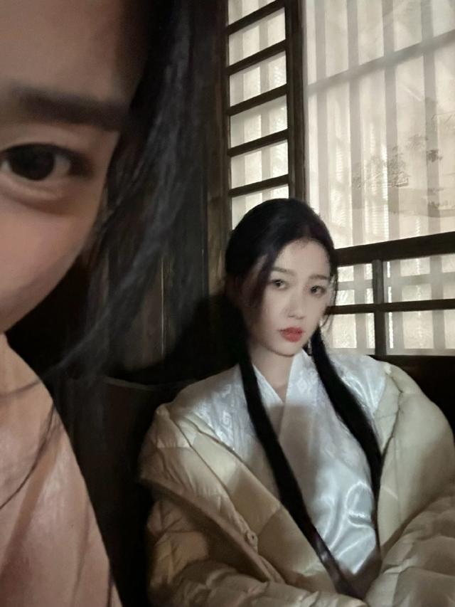 虞书欣卢昱晓互拍日常花絮 两人清新靓丽美貌动人