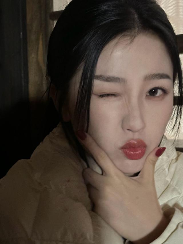 虞书欣卢昱晓互拍日常花絮 两人清新靓丽美貌动人