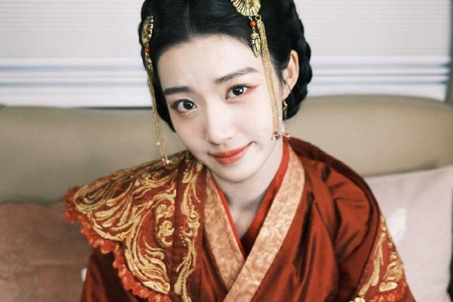 虞书欣卢昱晓互拍日常花絮 两人清新靓丽美貌动人