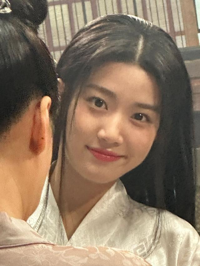 虞书欣卢昱晓互拍日常花絮 两人清新靓丽美貌动人