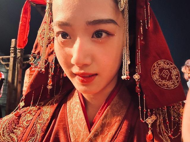 虞书欣卢昱晓互拍日常花絮 两人清新靓丽美貌动人