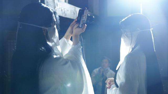 虞书欣卢昱晓互拍日常花絮 两人清新靓丽美貌动人