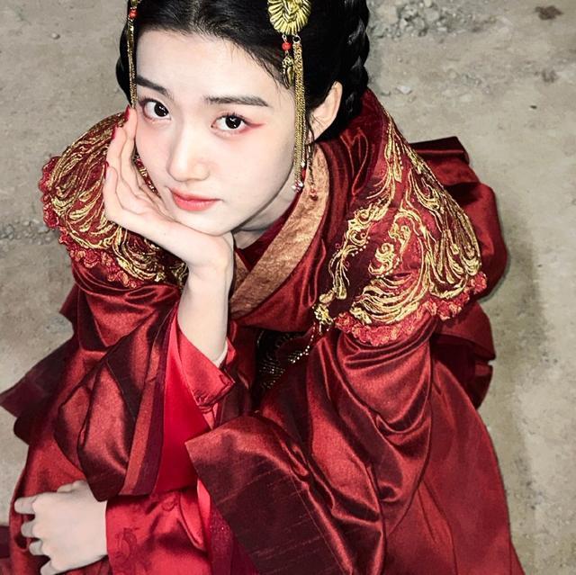虞书欣卢昱晓互拍日常花絮 两人清新靓丽美貌动人