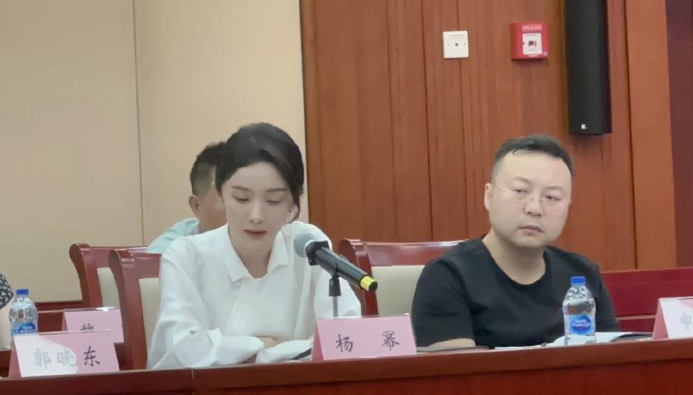 杨幂走进“体制内”，刘亦菲变身干练OL，女明星的反差感造型有多绝？