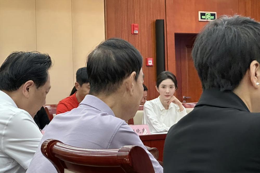 杨幂走进“体制内”，刘亦菲变身干练OL，女明星的反差感造型有多绝？