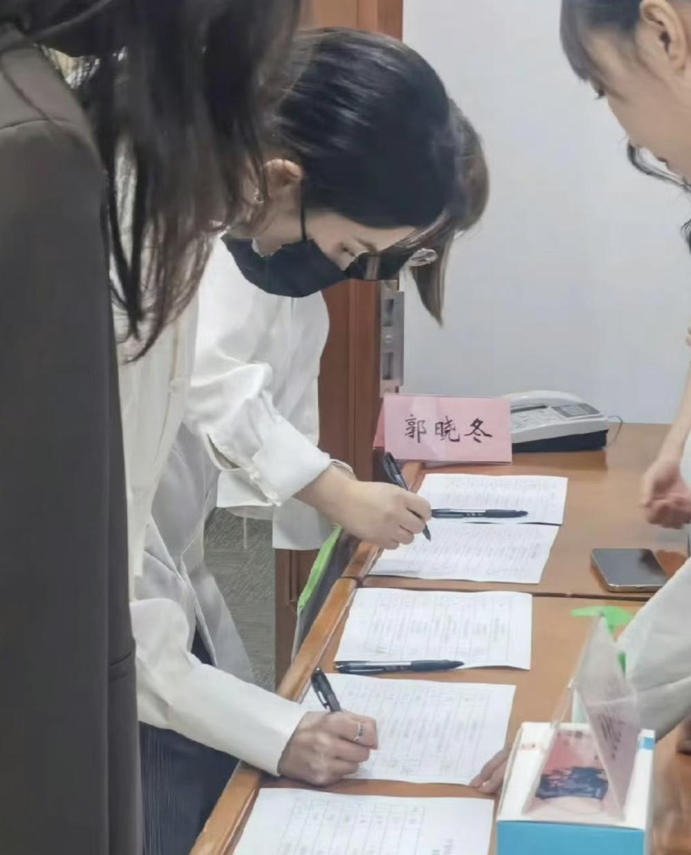 杨幂走进“体制内”，刘亦菲变身干练OL，女明星的反差感造型有多绝？