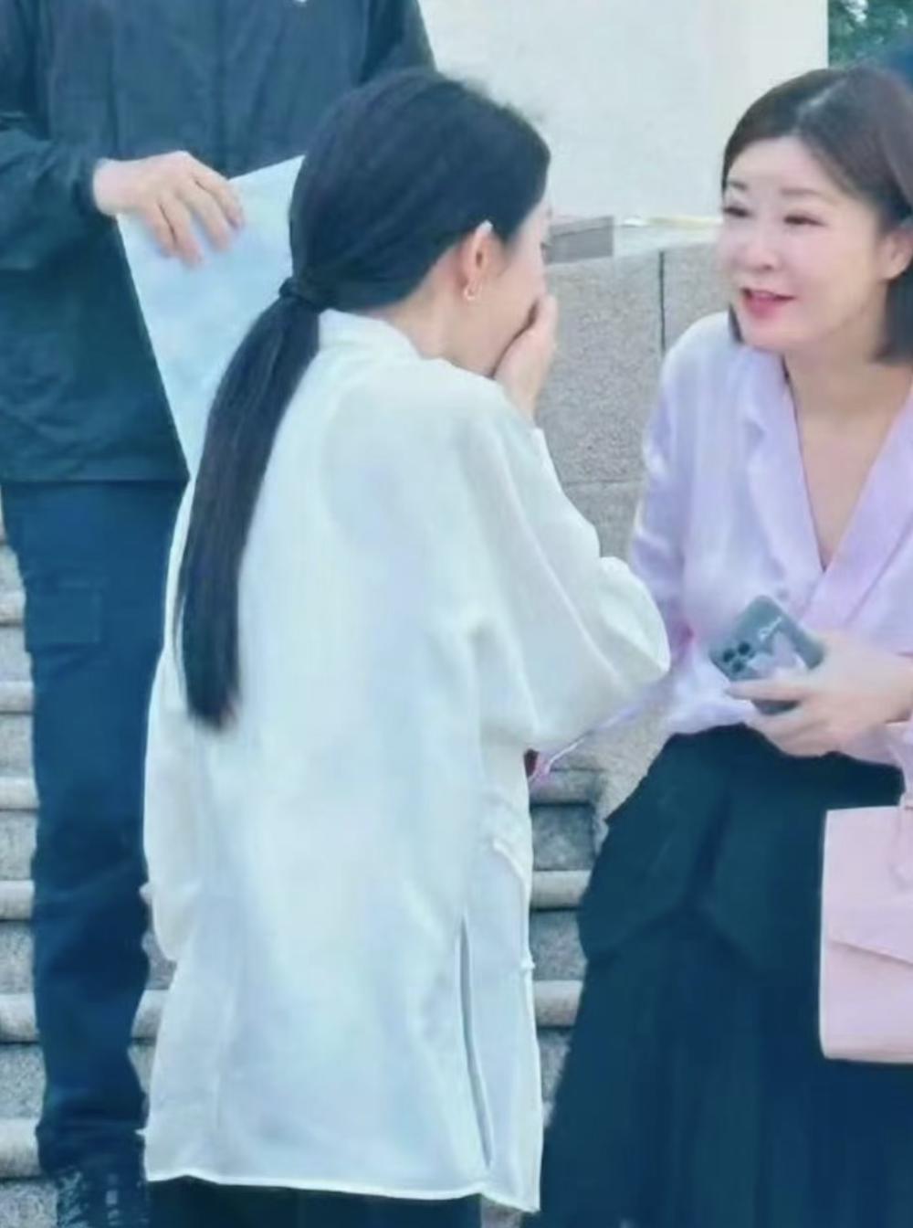 杨幂走进“体制内”，刘亦菲变身干练OL，女明星的反差感造型有多绝？