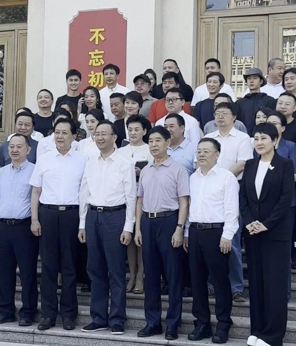 杨幂走进“体制内”，刘亦菲变身干练OL，女明星的反差感造型有多绝？