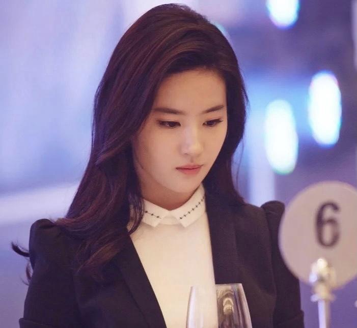 杨幂走进“体制内”，刘亦菲变身干练OL，女明星的反差感造型有多绝？