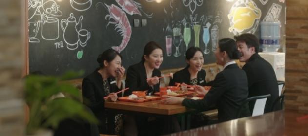 杨幂走进“体制内”，刘亦菲变身干练OL，女明星的反差感造型有多绝？