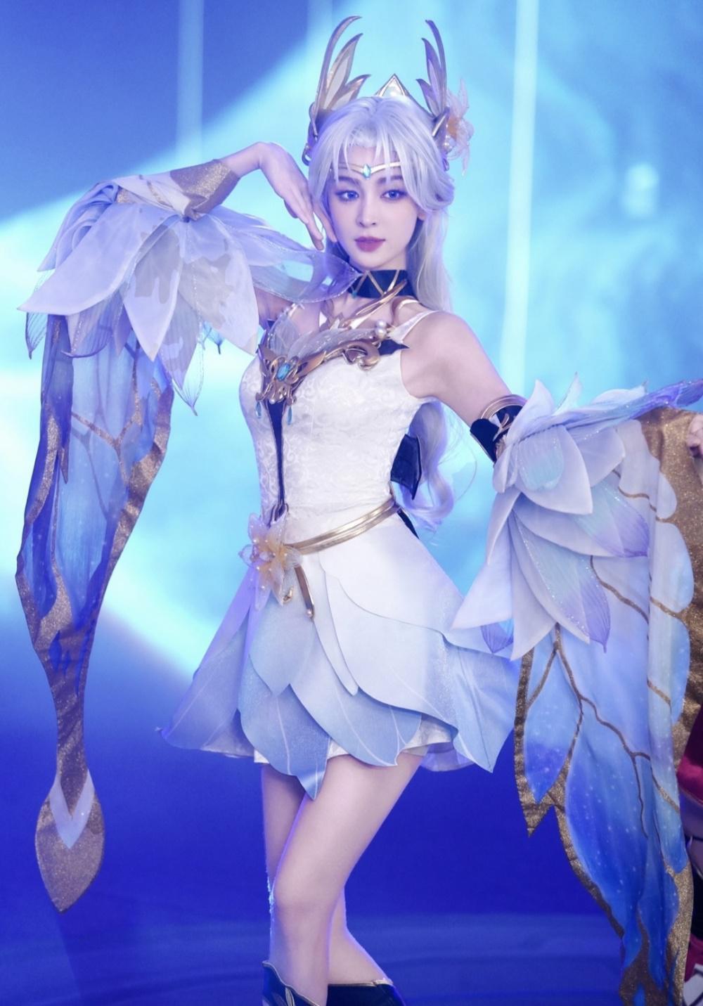 杨幂走进“体制内”，刘亦菲变身干练OL，女明星的反差感造型有多绝？