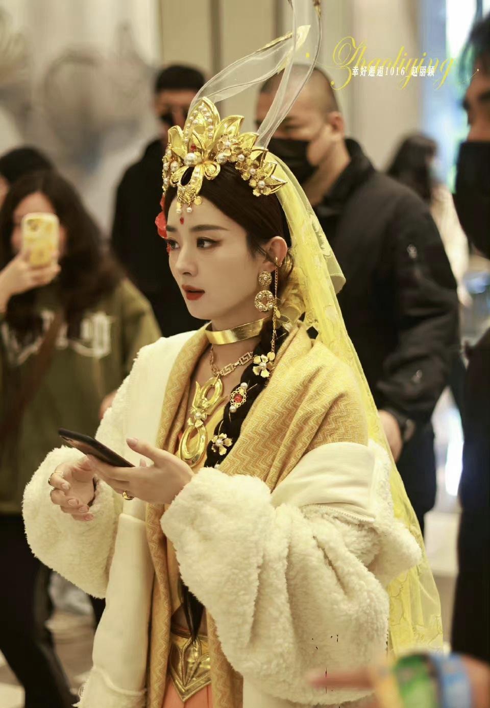 杨幂走进“体制内”，刘亦菲变身干练OL，女明星的反差感造型有多绝？