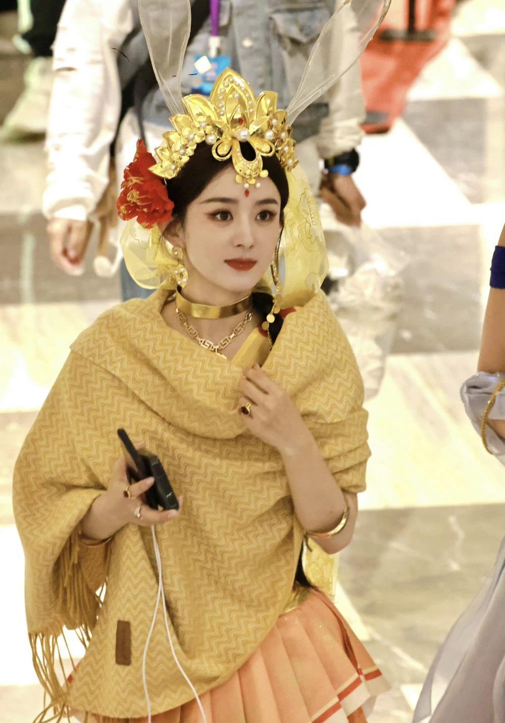 杨幂走进“体制内”，刘亦菲变身干练OL，女明星的反差感造型有多绝？