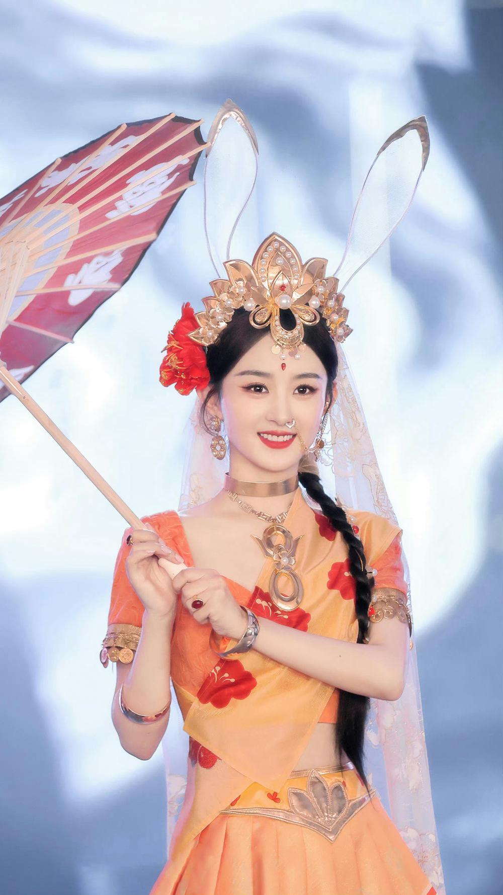 杨幂走进“体制内”，刘亦菲变身干练OL，女明星的反差感造型有多绝？