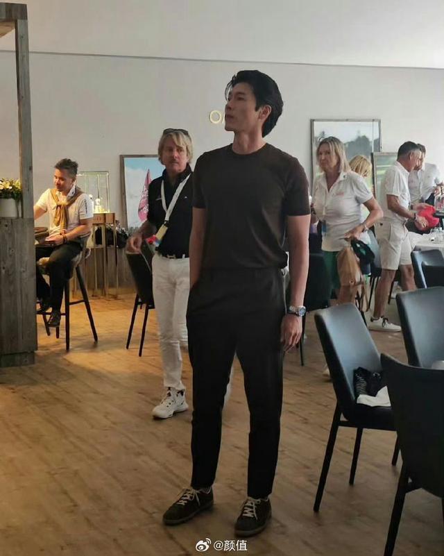 玄彬与邱淑贞女儿沈月合照 身材挺拔状态回春帅气依旧