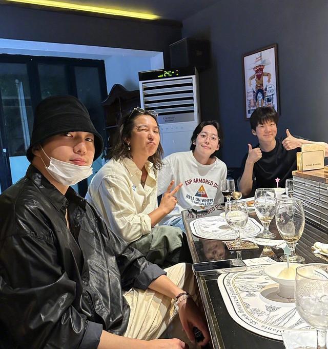 WINNER合体聚餐 四人比耶合影帅气依旧