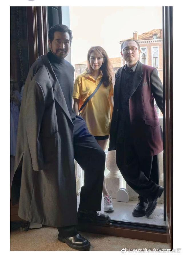 费翔威尼斯电影节时尚大片 夕阳下穿毛衣毛绒绒霸气又可爱