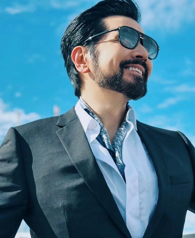 费翔威尼斯电影节时尚大片 夕阳下穿毛衣毛绒绒霸气又可爱