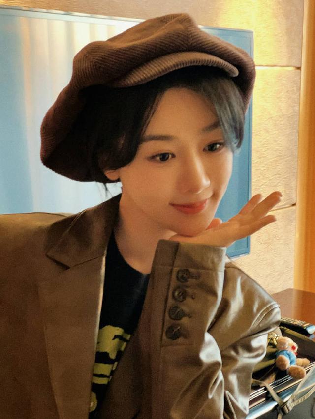 杨紫头戴贝雷帽英伦感十足 托腮甜笑满满少女感