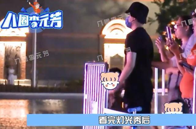 冯绍峰带儿子看灯光秀 双手抱儿子举高高宠溺感满满