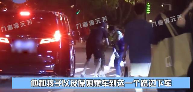 冯绍峰带儿子看灯光秀 双手抱儿子举高高宠溺感满满