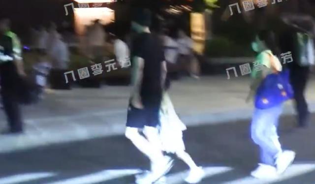 冯绍峰带儿子看灯光秀 双手抱儿子举高高宠溺感满满