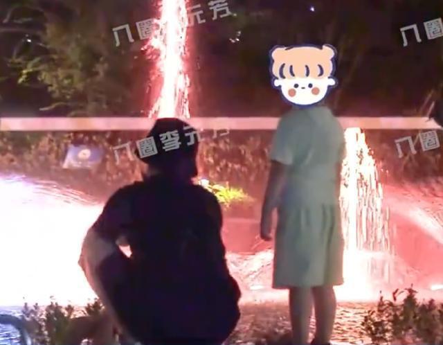 冯绍峰带儿子看灯光秀 双手抱儿子举高高宠溺感满满