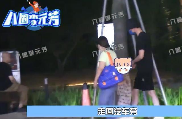 冯绍峰带儿子看灯光秀 双手抱儿子举高高宠溺感满满