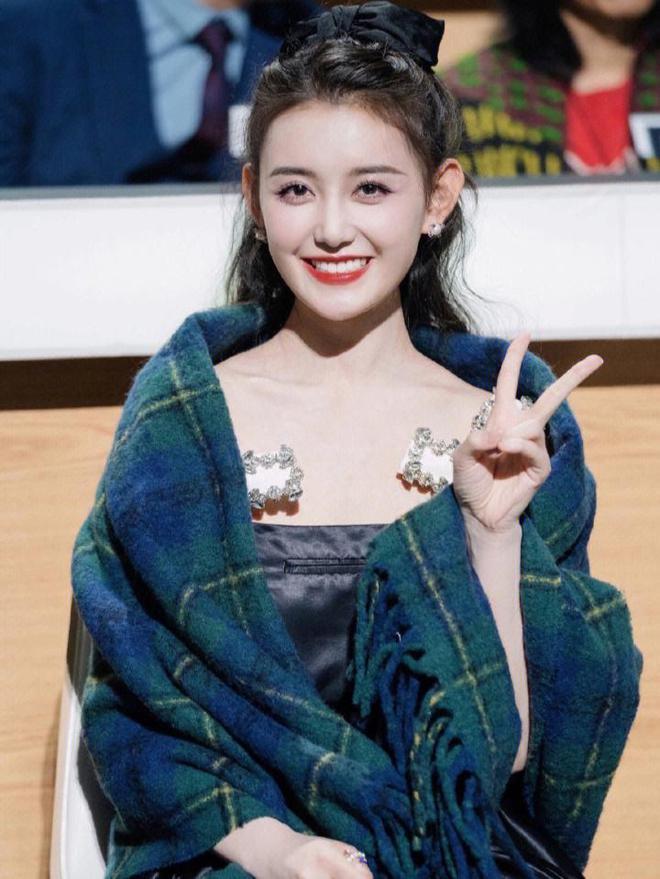 蒋依依偷漏税被罚238万！于正刚夸完她火速删博