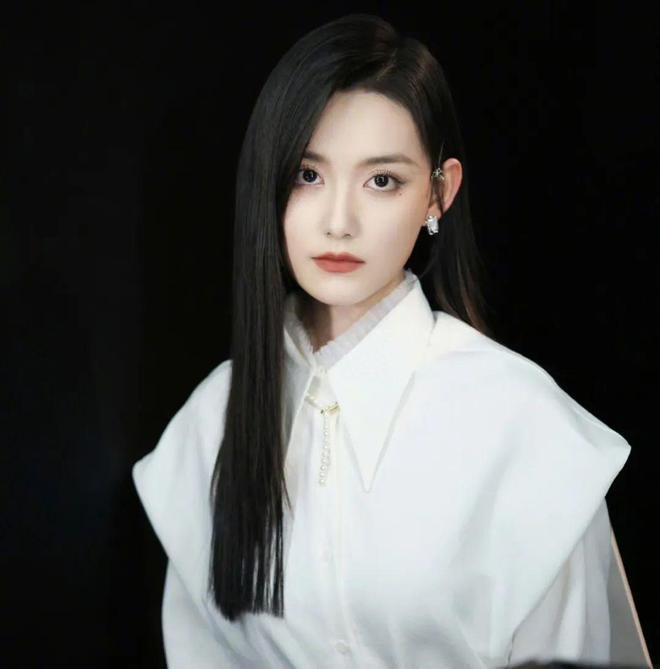 蒋依依偷漏税被罚238万！于正刚夸完她火速删博