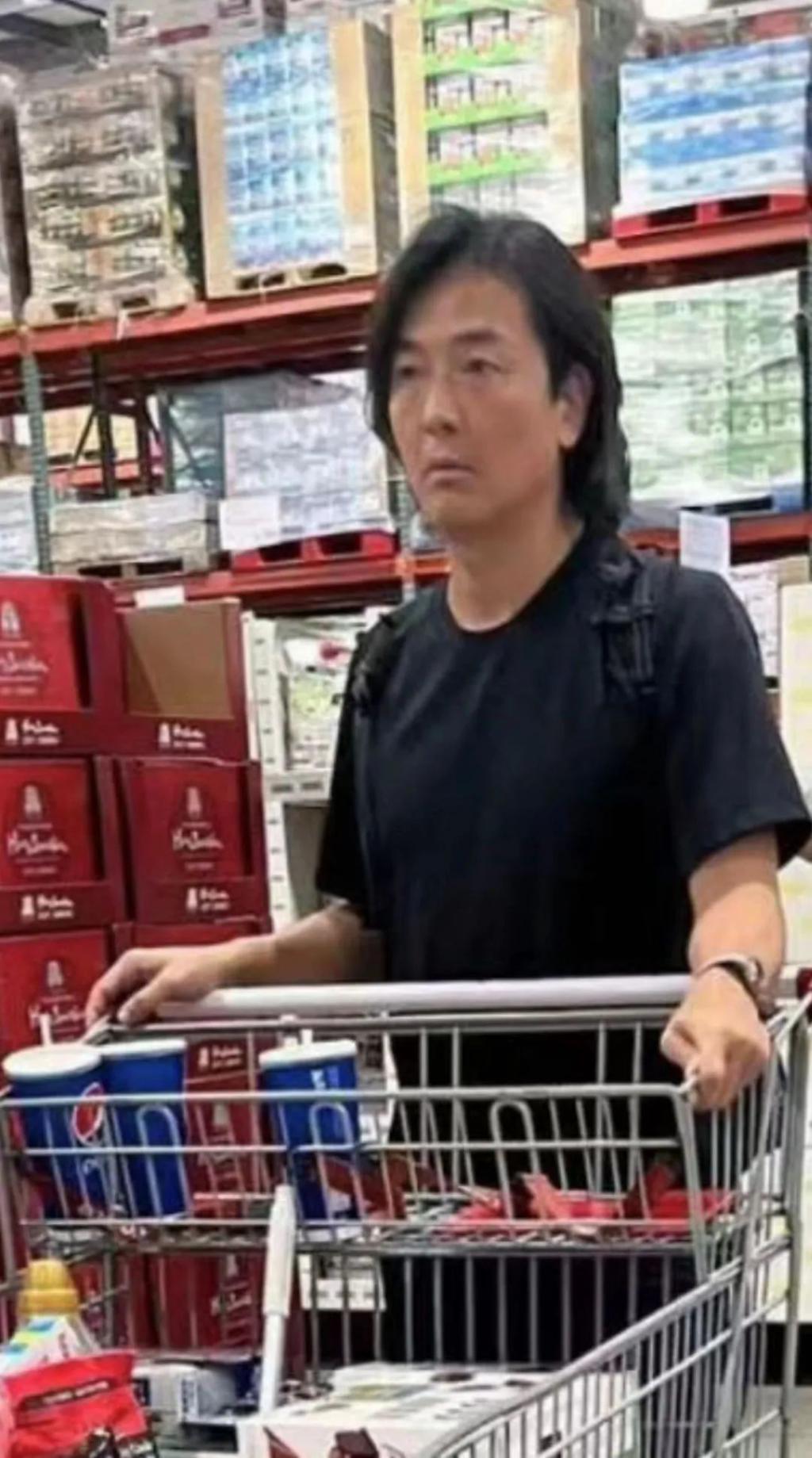 郑伊健定居日本逛超市，一脸憔悴买大量厕纸，蒙嘉慧被疑有孕