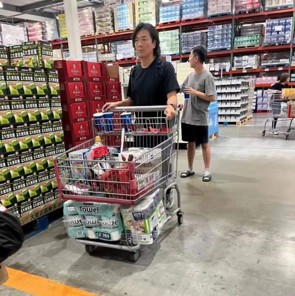 郑伊健定居日本逛超市，一脸憔悴买大量厕纸，蒙嘉慧被疑有孕