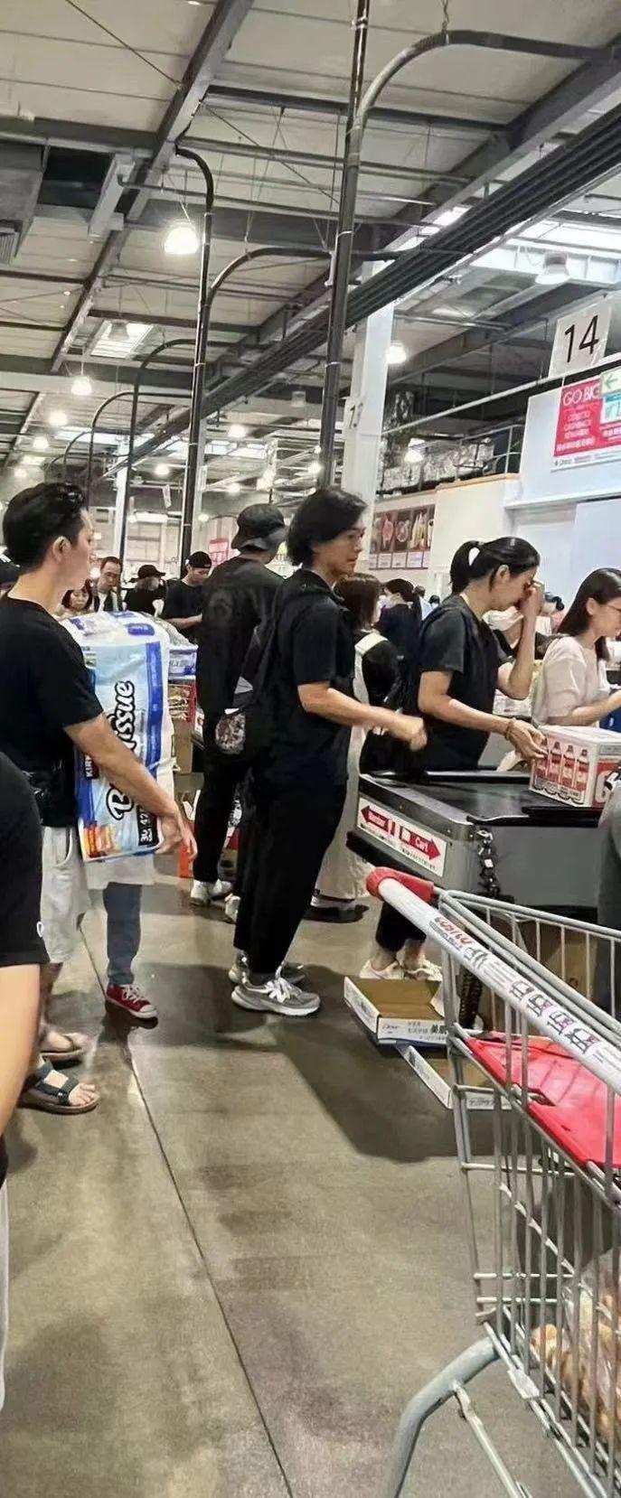 郑伊健定居日本逛超市，一脸憔悴买大量厕纸，蒙嘉慧被疑有孕