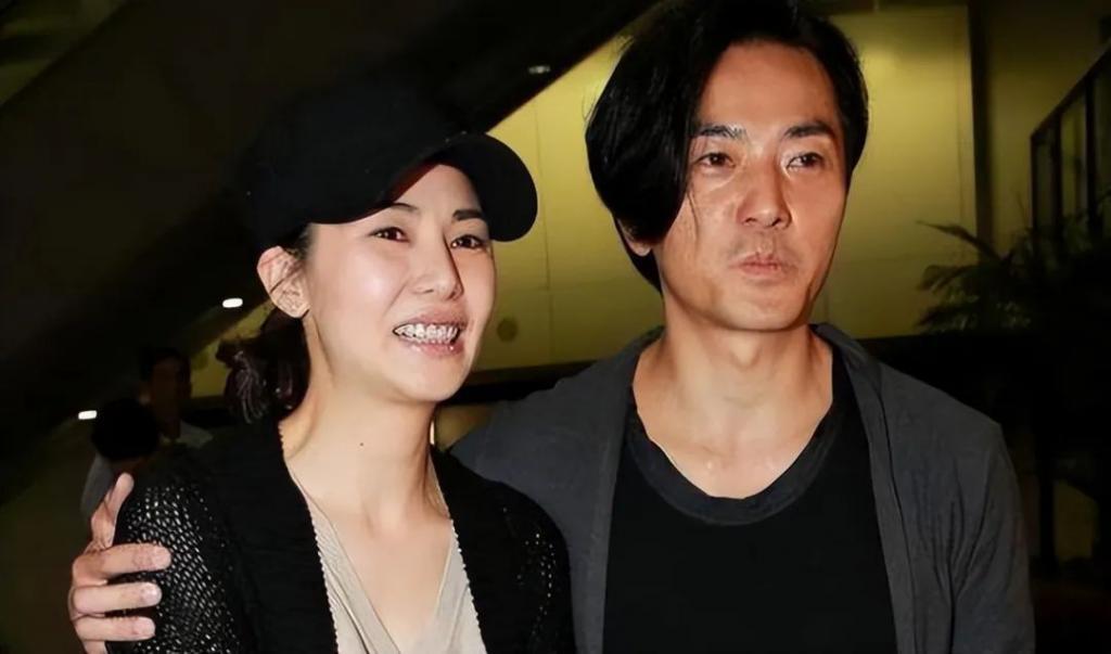 郑伊健定居日本逛超市，一脸憔悴买大量厕纸，蒙嘉慧被疑有孕